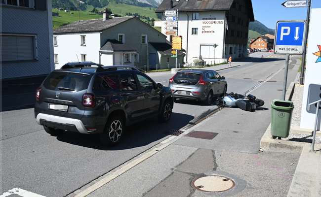 Motorradfahrer touchiert zwei Autos und verletzt sich