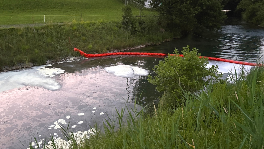 Die Feuerwehr errichtete ein Ölsperre.