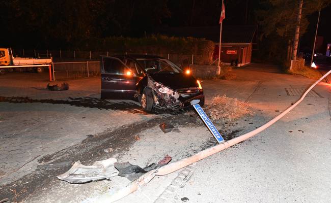 Betrunkener Autofahrer fährt Kandelaber zu Boden