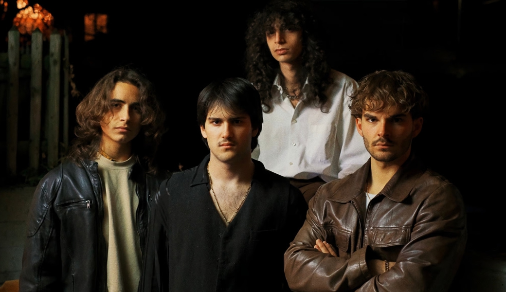 Reviväl sind (von links): Elio Banzer (Bass), Paulo Ferreira (Gitarre), Jason Weder (Gesang, Piano) und Luca Insalata (Schlagzeug).