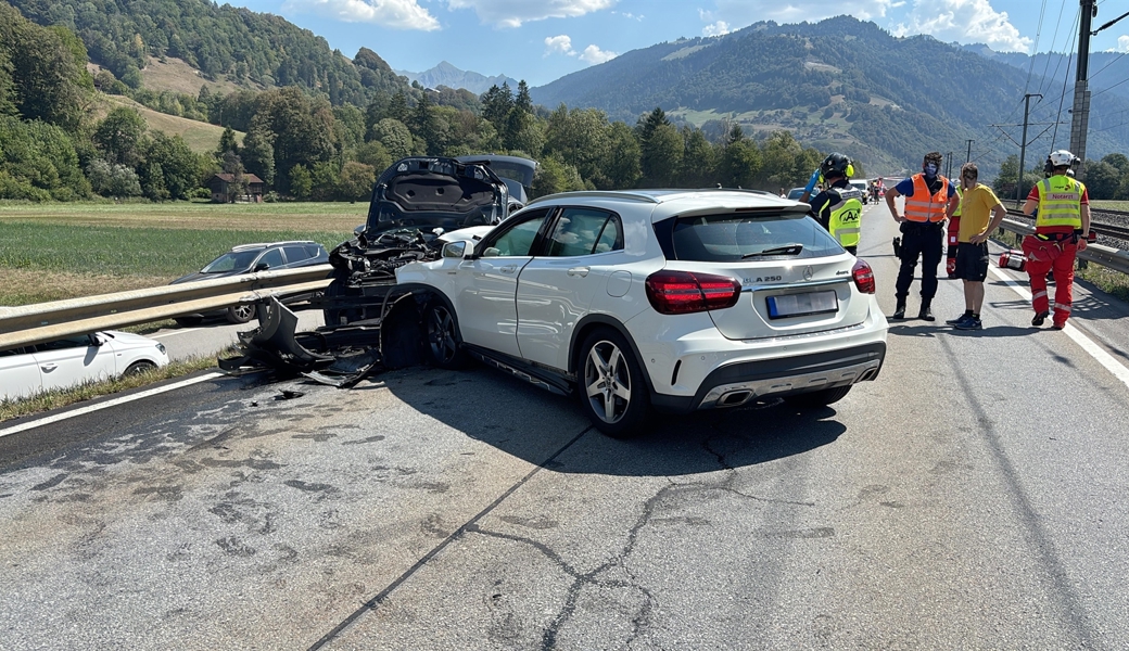 Eine 70-jährige Autofahrerin geriet auf die Gegenfahrbahn und fuhr frontal in ein entgegenkommendes Auto.