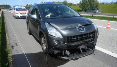 Drei Personen verletzten sich bei einem Auffahrtsunfall auf der Autobahn A13