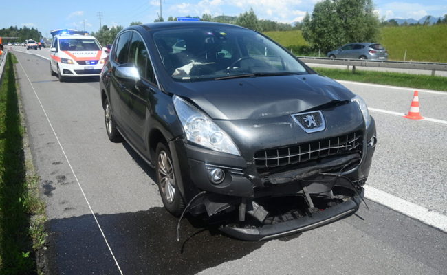 Drei Personen verletzten sich bei einem Auffahrtsunfall auf der Autobahn A13