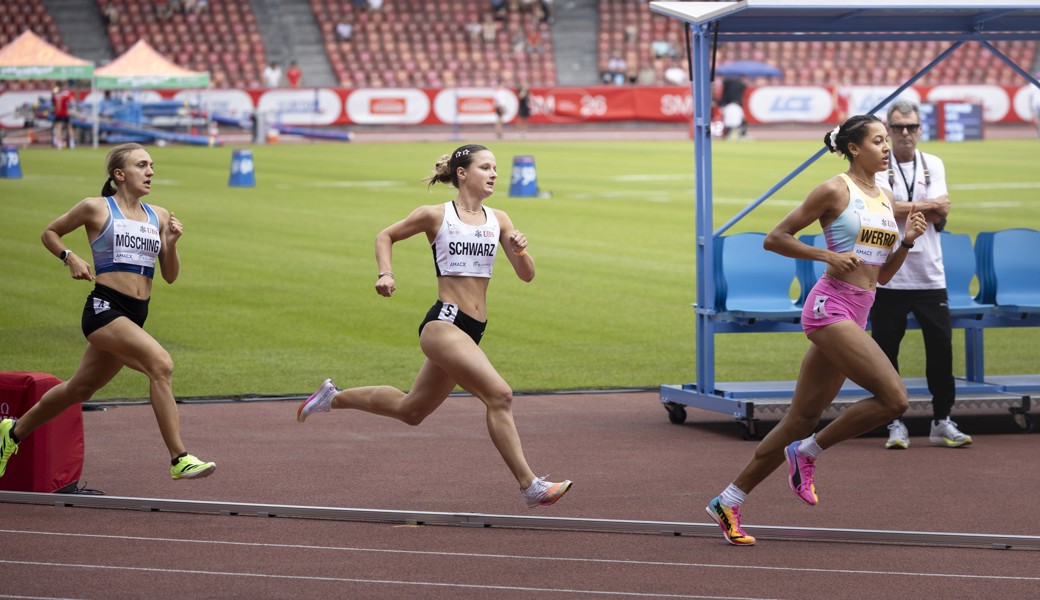 Emilia Schwarz läuft in ihrem Vorlauf direkt hinter der aktuell weltbesten 800-Meter-Läuferin, Audrey Werro.