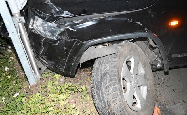 Kollision mit Auto, Tafeln, Kandelaber, Baum und Mauer