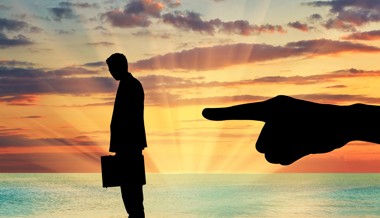 Verhandlung ohne Ehepaar: Verleumder leben nun im Ausland