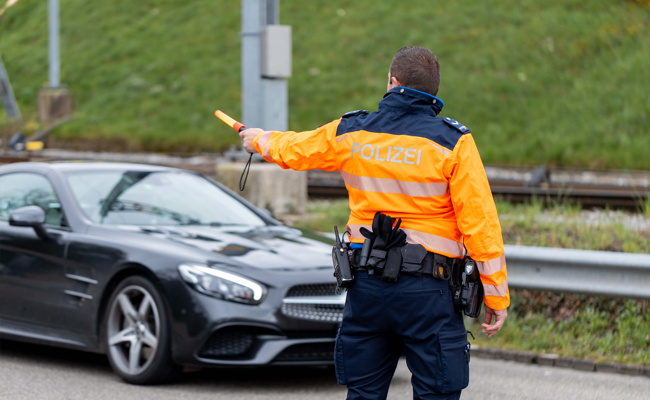 Lärm und fahrunfähig: Unkooperativen Autofahrer bei Polizeikontrolle festgenommen