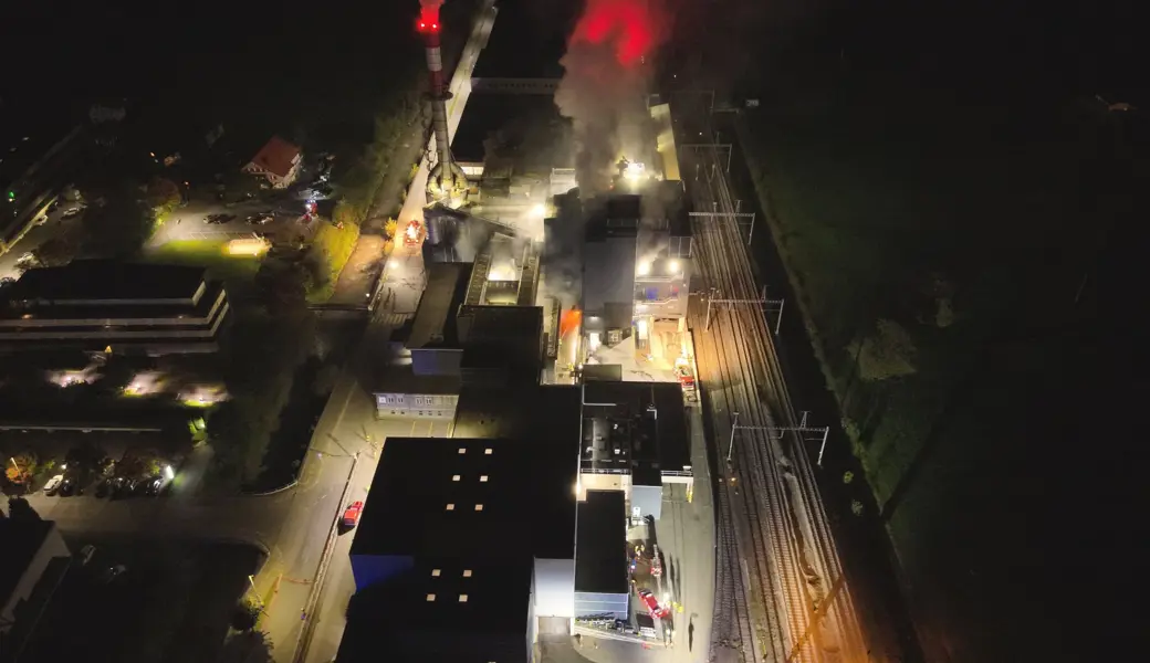 In der Nacht auf Freitag brannte es in Flums. Die Einsatzleitung löste einen Sirenenalarm aus.