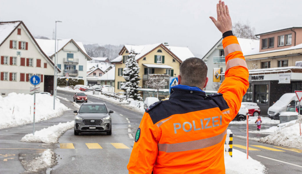  In Azmoos wurde am Samtagabend ein 69-jähriger Autofahrer von der Kantonspolizei angehalten und als fahruntüchtig eingestuft. Symbolbild: Kantonspolizei St. Gallen