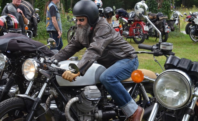 Die knatternden britischen Motorräder sorgten für Wirbel