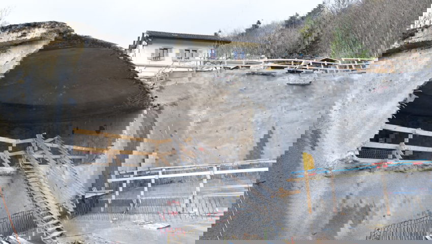  Die Hälfte eines von zwei alten Reservoirs steht noch. Seine Wände waren nur 15 Zentimeter dick, das Volumen betrug 300 m3. Das neue Reservoir fasst total 3500 m3.