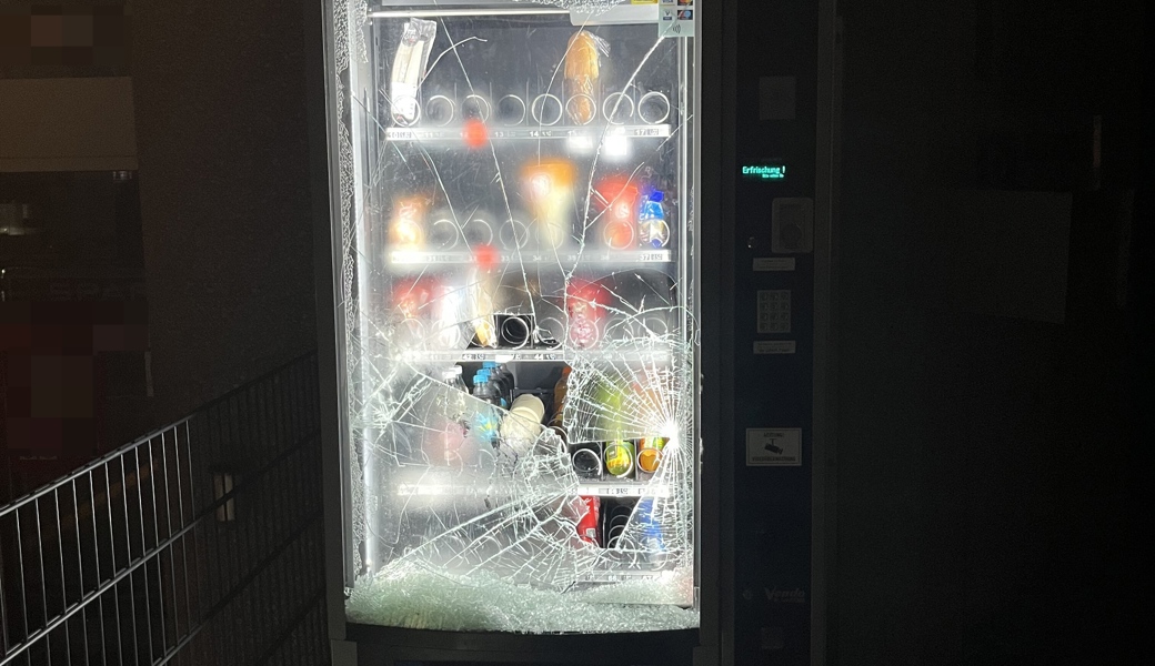 Ein Mann schlug die Scheibe eines Snackautomaten in Altstätten ein und liess einige Artikel mitgehen.