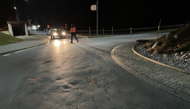 Velofahrer fährt falsch in Kreisel und wird schwer verletzt