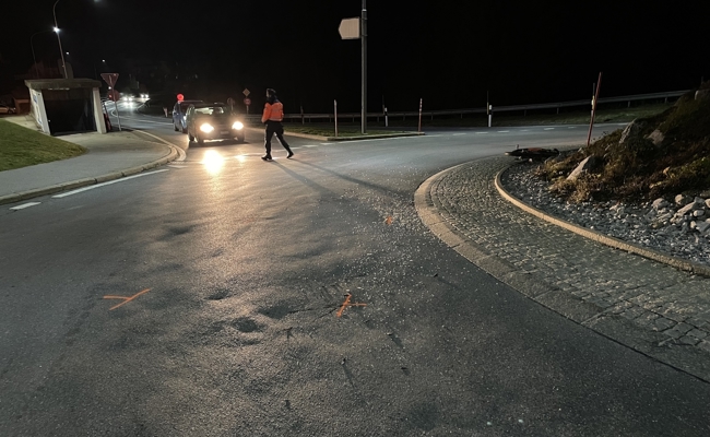 Velofahrer fährt falsch in Kreisel und wird schwer verletzt