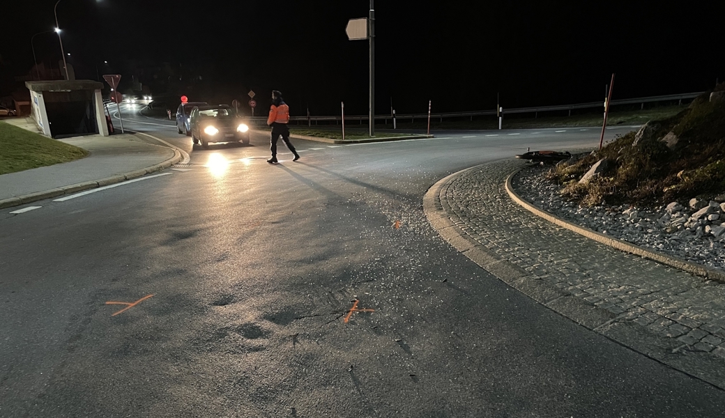 Nach ersten Erkenntnissen fuhr der Velofahrer falsch in den Kreisel ein. 