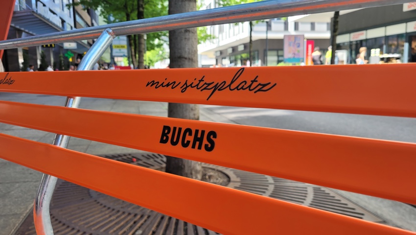 Nicht zu übersehen: Die Sitzbänkli markieren die Verbundenheit zu Buchs.