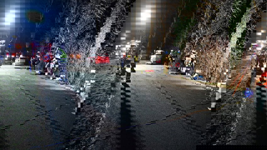  Die Feuerwehren mussten den Mann aus dem Auto bergen. 