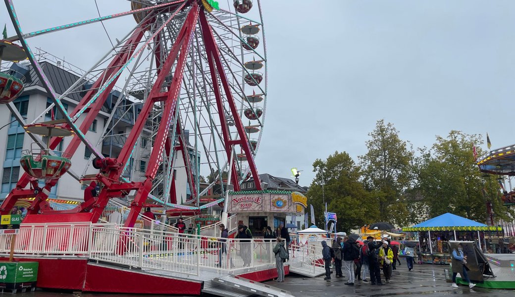 Trotz leicht verregnetem Start standen am Donnerstagmorgen die ersten Besucherinnen und Besucher bereit für das Riesenrad.