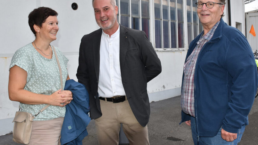  Rolf Pfeiffer im Gespräch mit Patrizia Baumgartner und Ernst Schwendener aus Räfis. 