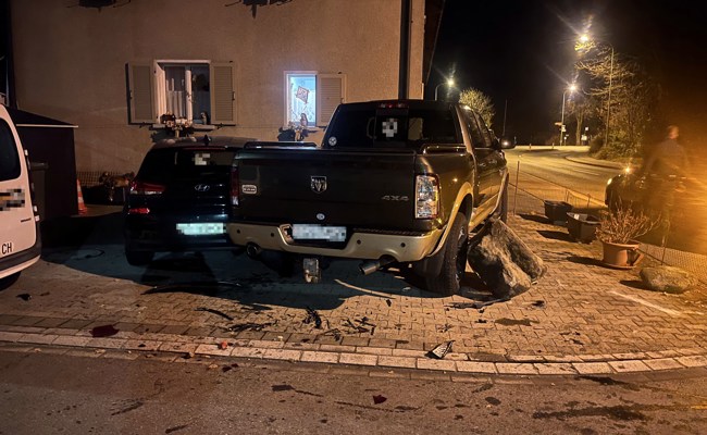 Er krachte in mehrere Autos hinein - und schob dann seines heim