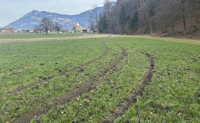 Unbekannte driften auf Wiesen und verursachen Flurschäden