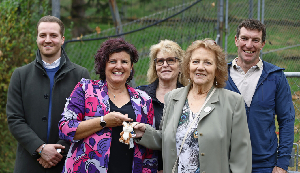 Jasi Hutter übergibt den Schlüssel zum Gnadenhof Eichberg an Monica Locher, Geschäftsführerin der Stiftung Tierambulanz. Hinten, von links die Stiftungsmitglieder Stefan Keller und Monika Ribi sowie der ehemalige Mitbesitzer Ralf Hutter.