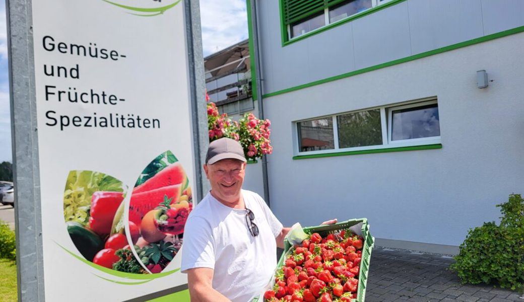  Armin Bonner präsentiert die Erdbeeren. Am «Strawberry Blues» spielt er Gitarre. 