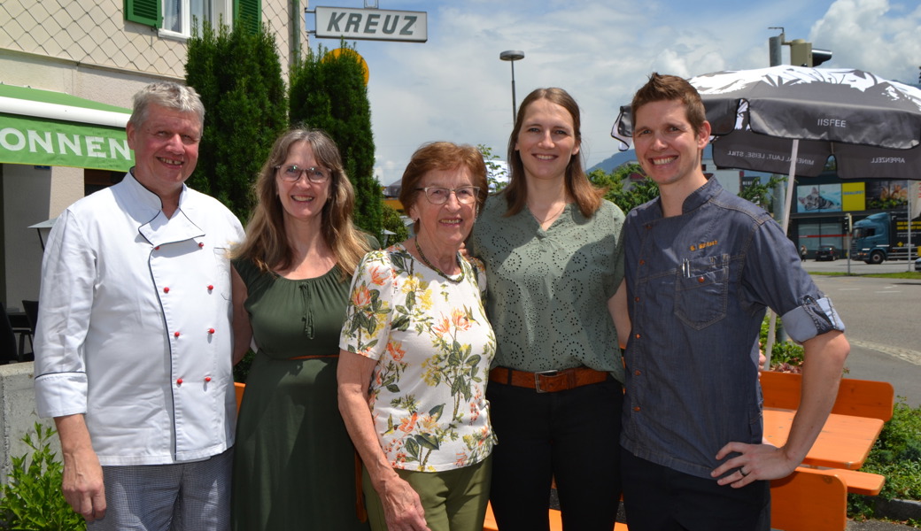 Zum 100-Jahr-Jubiläum steht erneut ein Generationenwechsel an, von links: Meinrad und Eliane Bärtsch-Keller, das abtretende Geschäftsführerpaar, Seniorchefin Frieda Keller, Maya und Guido Bärtsch-Kölbener, die neuen Geschäftsführer des «Kreuz».