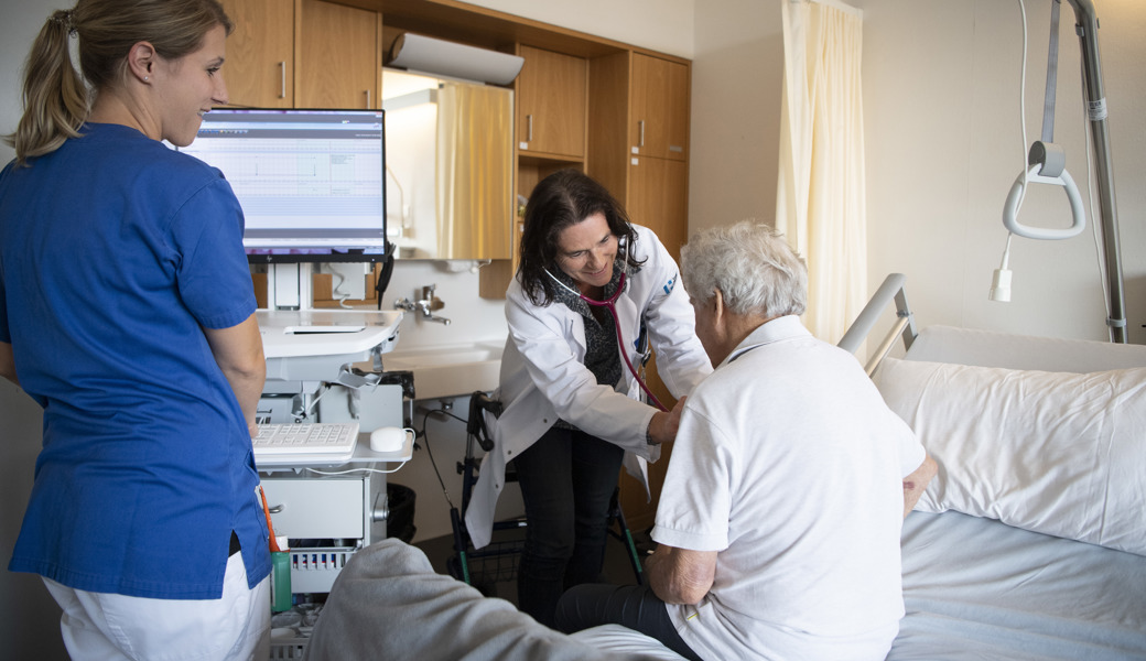 Die APN-Weiterbildung befähigt Pflegefachleute, Ärztinnen und Ärzten manche Arbeiten abzunehmen. Und gerade in der Langzeitpflege werden sie unter Umständen frühzeitig auf Probleme aufmerksam, die ohne sie womöglich erst später bemerkt würden.