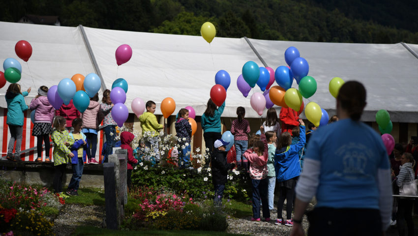  Am Samstagmittag liessen die Kinder Dutzende bunte Ballons fliegen. Bilder: Corinne Hanselmann
