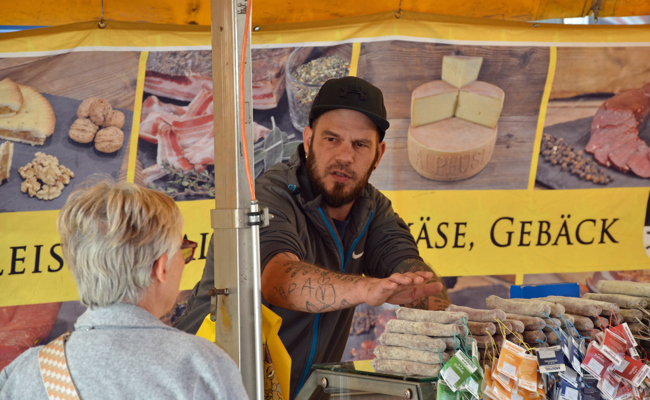 Goldener Herbsttag lockte Gross und Klein auf die Gasenzenstrasse