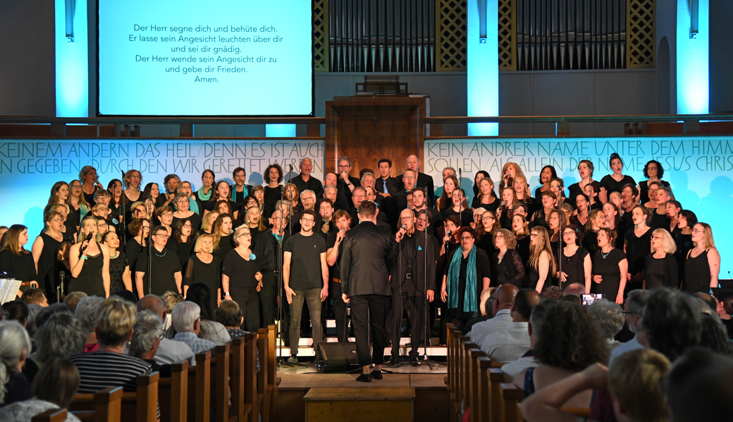  Die mitreissenden Gospelsongs mit Soli einzelner Sängerinnen und Sänger begeisterten das Publikum. 