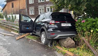 86-Jährige fährt mit Auto auf Stein