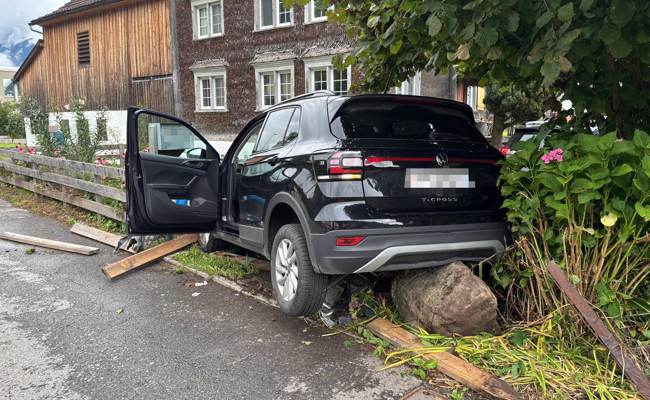 86-Jährige fährt mit Auto auf Stein
