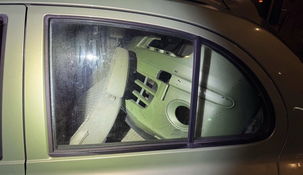 Die Stossstange auf dem Rücksitz der renitenten Autolenkerin.