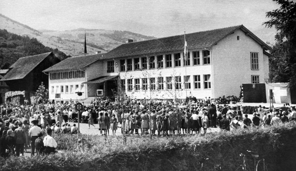 Die grosse Festgemeinde an der Einweihungsfeier am 19. August 1951.