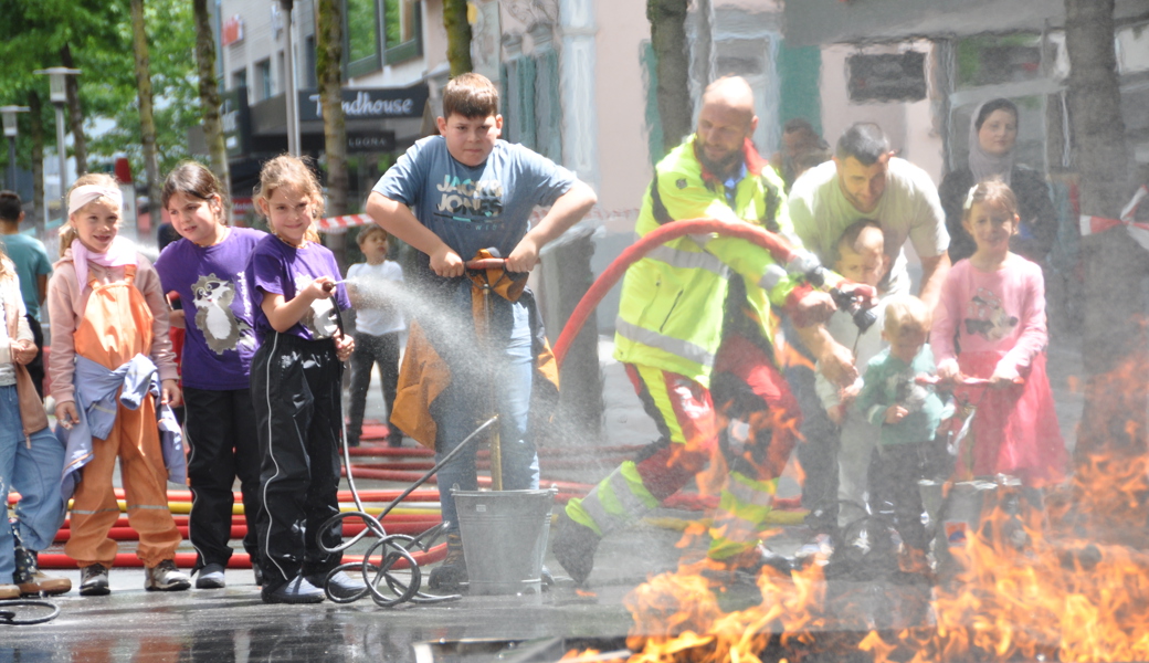 Wenn die Hitze nicht von oben kommt, dann kommt sie eben von unten: Die Löschübungen bei der Feuerwehr Werdenberg Süd machten Kindern und Erwachsenen viel Spass. 