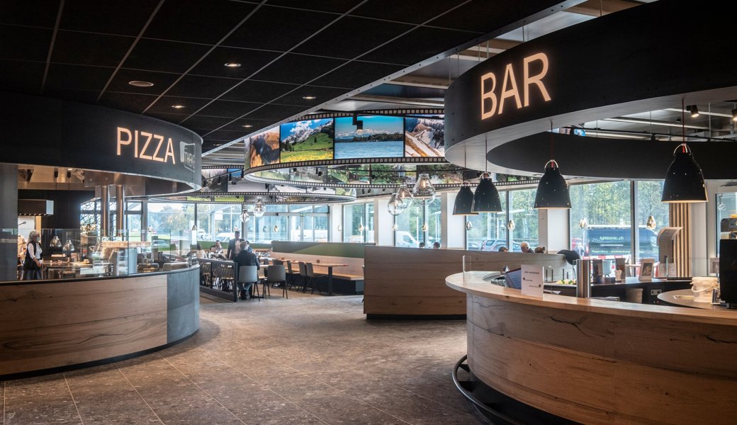 Blick in die Autobahnraststätte Thurau Nord mit Restaurant und Bar. 