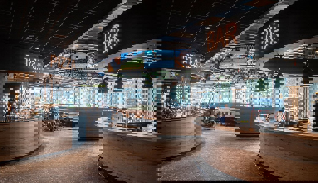 Blick in die Autobahnraststätte Thurau Nord mit Restaurant und Bar. 