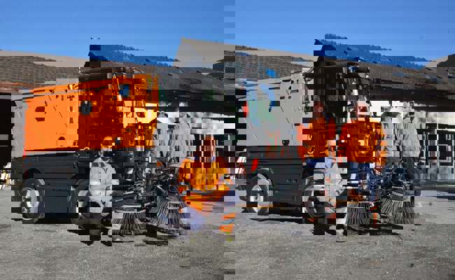 Die Gemeinde Sevelen kauft die erste elektrische Strassenwischmaschine der Region