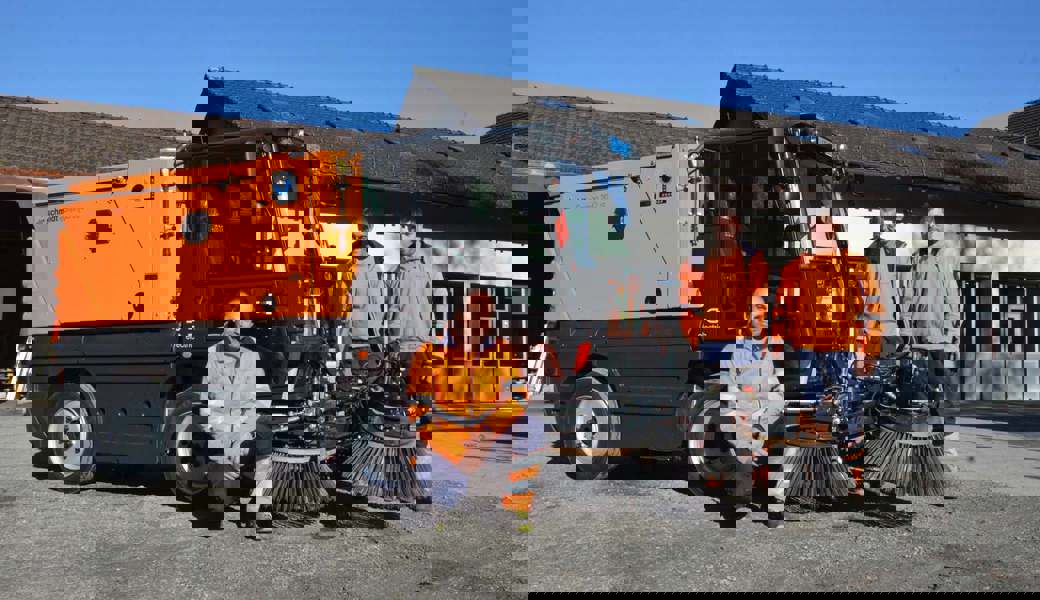 Werkhofleiter Christian Hagmann und die beiden Werkhof-Mitarbeiter Markus Jenny und Stefan Lenherr (von links) präsentierten die neue elektrische Strassenwischmaschine E-Swingo.  