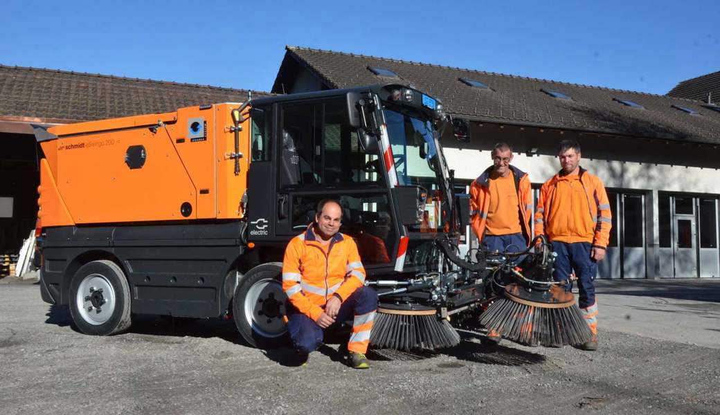 Werkhofleiter Christian Hagmann und die beiden Werkhof-Mitarbeiter Markus Jenny und Stefan Lenherr (von links) präsentierten die neue elektrische Strassenwischmaschine E-Swingo.  
