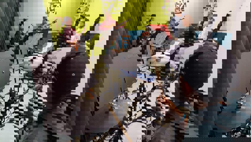  Die Band übt mit viel Elan, aber noch ohne Chor. 