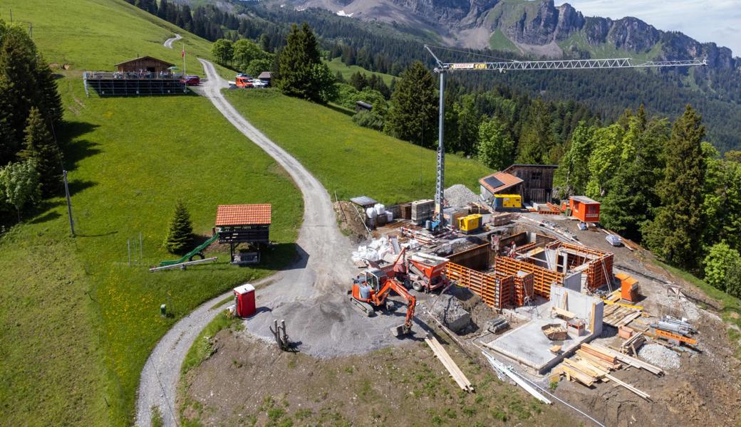 Neben dem interimistischen Berggasthaus Gonzen entsteht der Neubau. Es ist die erste Gesamterneuerung in der 70-jährigen Geschichte. 
