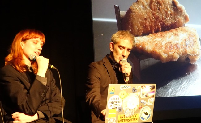 Den Alltag auf der Bühne hintergründig seziert