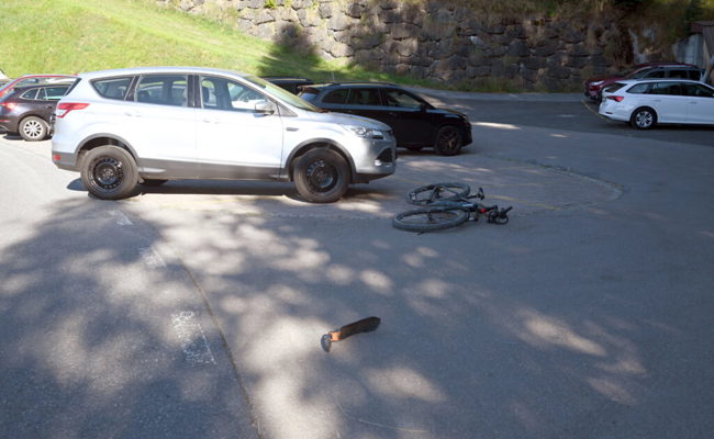 63-jährige E-Bike-Fahrerin musste nach Zusammenstoss mit Auto ins Spital gebracht werden