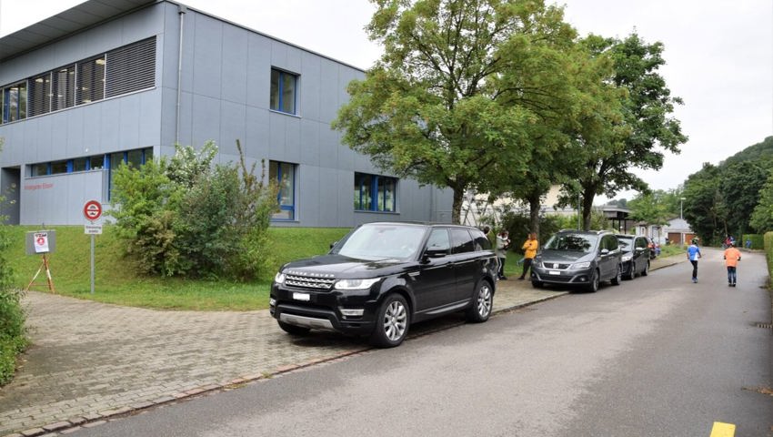  Konfliktpotential auf dem Schulweg: Eltern, die ihre Kinder mit einem Fahrzeug zur Schule bringen. 