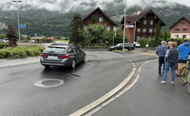 80-jähriger Autofahrer übersieht Velofahrerin in Kreisel