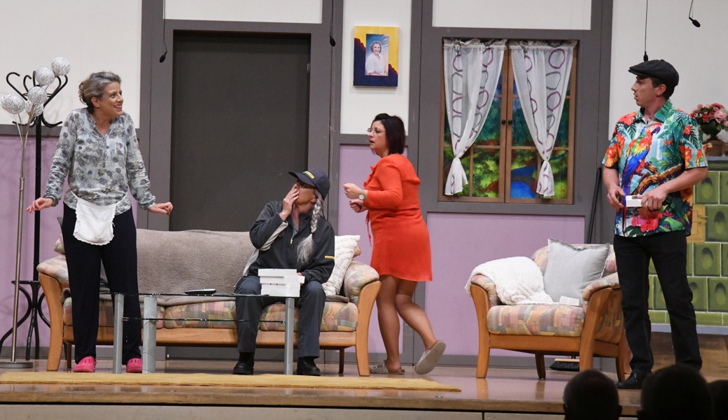 Ganz schön verzwickt, die Situation, Von links: Rosa (Daniela Nubbia), Pöstlerin (Claudia Vetsch), Elisabeth Römer (Sandra Bernegger), Mike Glanzmann (Christoph Eggenberger).