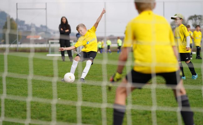 Auf dem Sportplatz Schild ist bei 50 Kindern das Fussballcampfieber ausgebrochen